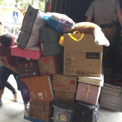 師傅正在用平板車(chē)拖物品