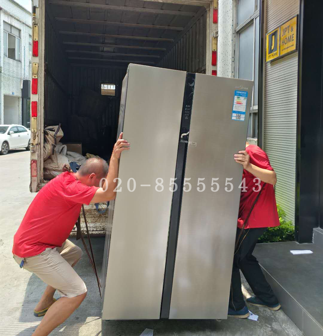 搬家?guī)煾嫡诎徇\(yùn)冰箱上樓