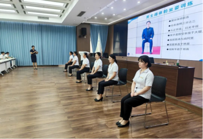 鶴城區(qū)政務(wù)服務(wù)中心開展文明禮儀培訓(xùn)提升文化經(jīng)紀(jì)人服務(wù)質(zhì)量
